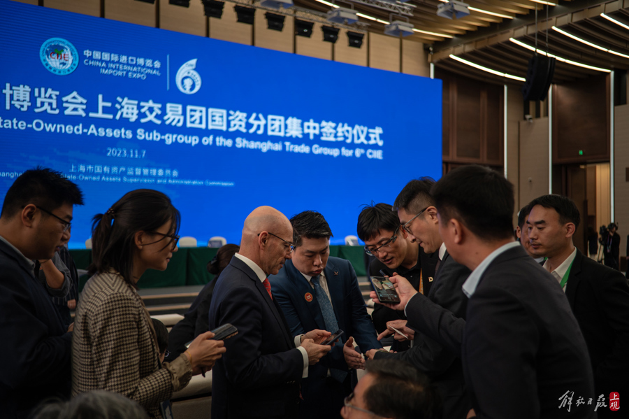 进博会上海交易团国资分团集中签约仪式前,中外商界代表互加联系方式.jpeg 进博会上海交易团国资分团集中签约仪式前,中外商界代表互加联系方式.jpeg
