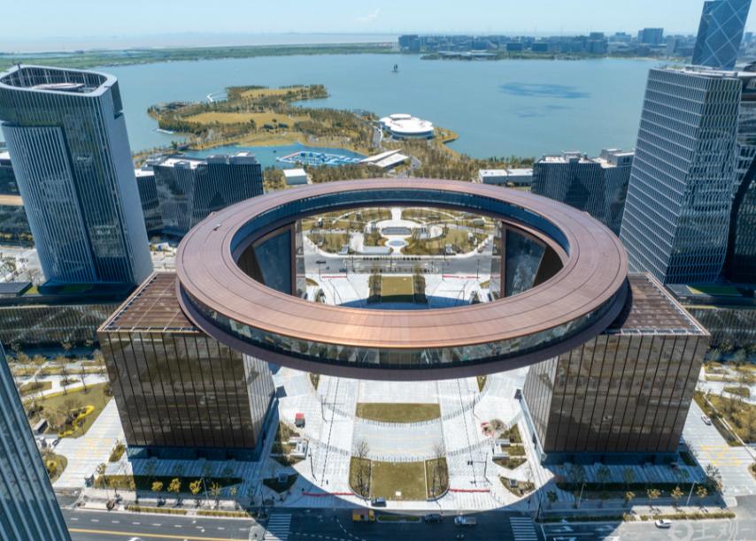 临港新地标“荣耀之环”完成建设即将投入使用
