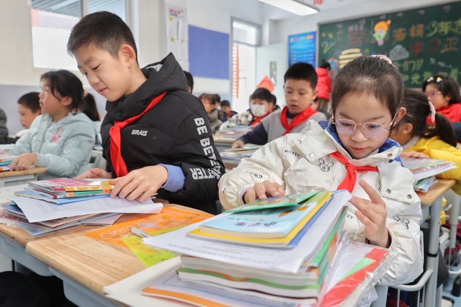昨天,复旦大学附属徐汇实验学校的孩子们重返校园,领取新书。图为孩子们在清点刚刚发放的新学期课本。.jpeg 昨天,复旦大学附属徐汇实验学校的孩子们重返校园,领取新书。图为孩子们在清点刚刚发放的新学期课本。.jpeg