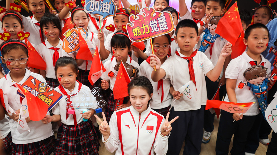 陈芋汐回到母校上海市徐汇区光启小学，与师生代表合影留念。记者 海沙尔 摄.jpg