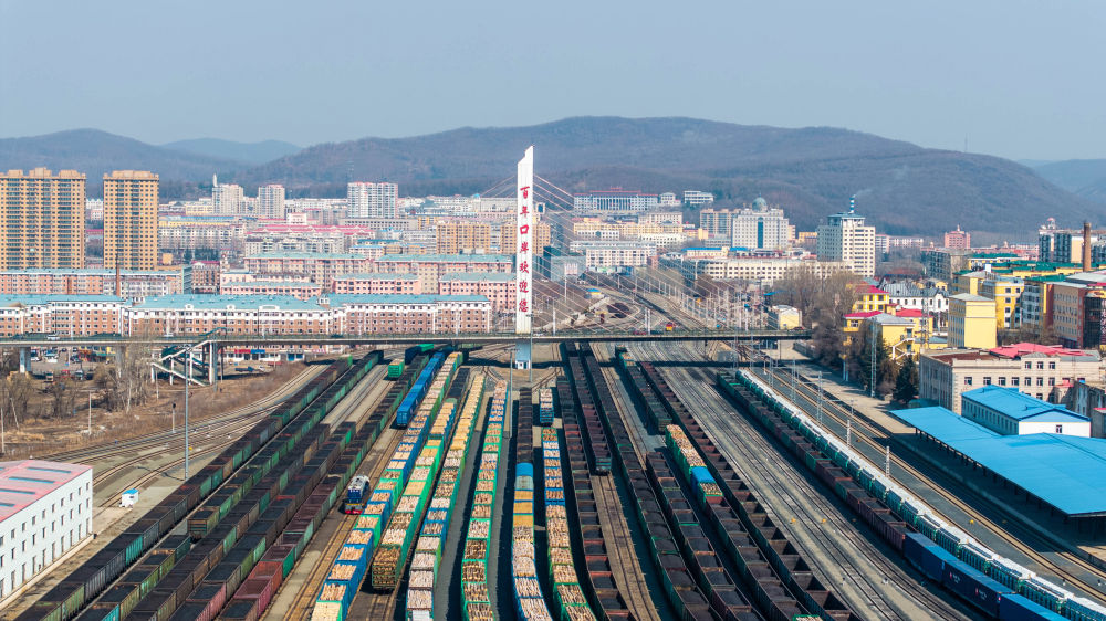 2025年4月10日,货物列车停靠在中国铁路哈尔滨局集团有限公司绥芬河站南场等待解体换装(无人机照片)。4月9日18时起,全国铁路实行新的货物列车运行图。新华社发(曲艺伟 摄).jpg 2025年4月10日,货物列车停靠在中国铁路哈尔滨局集团有限公司绥芬河站南场等待解体换装(无人机照片)。4月9日18时起,全国铁路实行新的货物列车运行图。新华社发(曲艺伟 摄).jpg