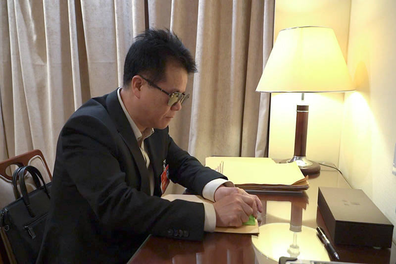 2023年3月7日，王永澄在驻地房间用盲文纸书写建议.jpg