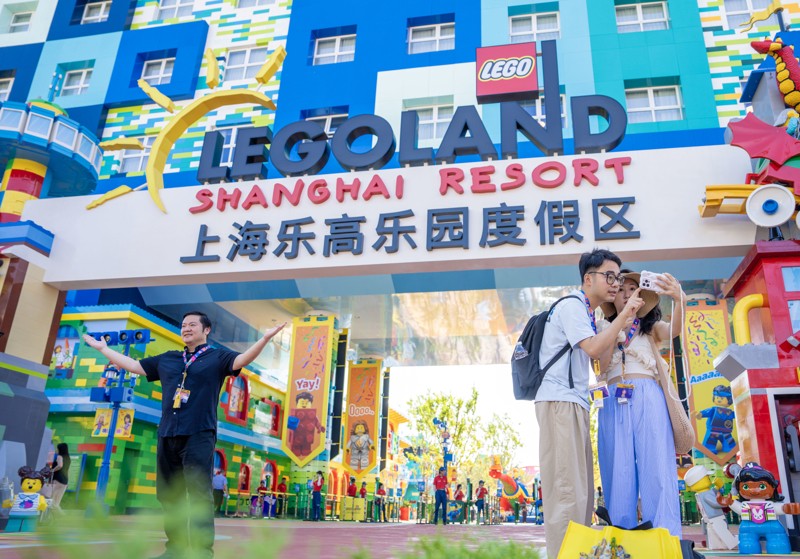 昨天,上海乐高乐园度假区正式开门迎客。上午8时已有不少乐高迷提前两小时到门口排队留影.jpg
