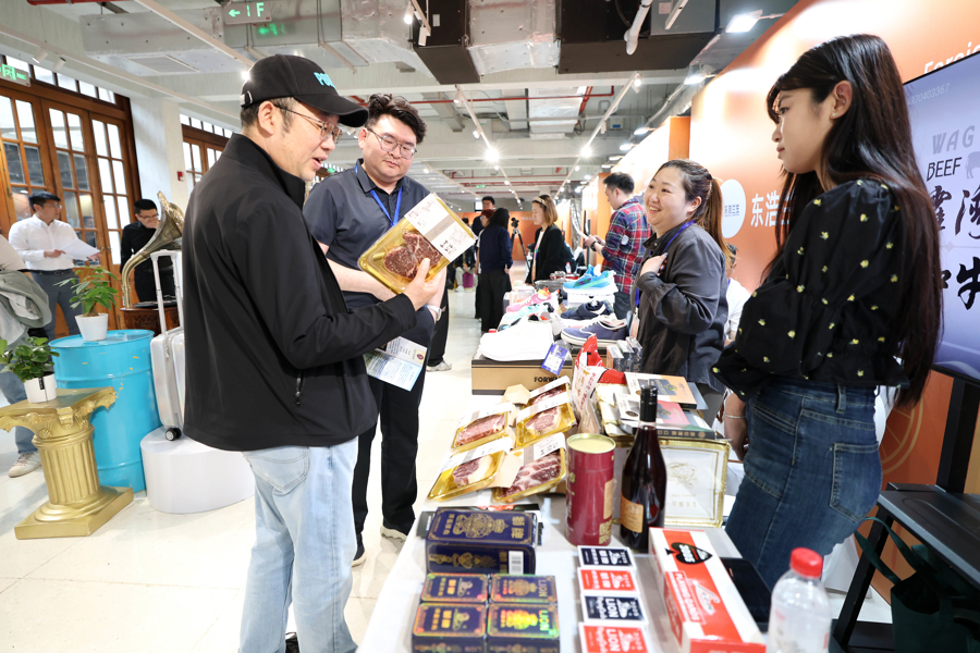 昨天下午,在张园举行的静安外贸优品嘉年华活动上,顾客在选购商品。记者 蒋迪雯 摄.jpg 昨天下午,在张园举行的静安外贸优品嘉年华活动上,顾客在选购商品。记者 蒋迪雯 摄.jpg