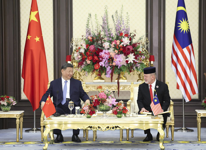 4月16日上午,马来西亚最高元首易卜拉欣在马来西亚国家王宫同中国国家主席习近平举行会见。新华社记者 黄敬文 摄 .jpg 4月16日上午,马来西亚最高元首易卜拉欣在马来西亚国家王宫同中国国家主席习近平举行会见。新华社记者 黄敬文 摄 .jpg