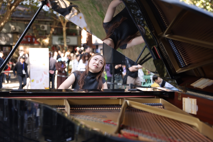 钢琴家贾然在愚园路演奏.jpeg 钢琴家贾然在愚园路演奏.jpeg