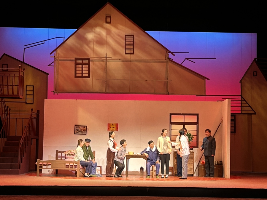 原创话剧《暖·光》剧照。 资料图片.jpeg 原创话剧《暖·光》剧照。 资料图片.jpeg