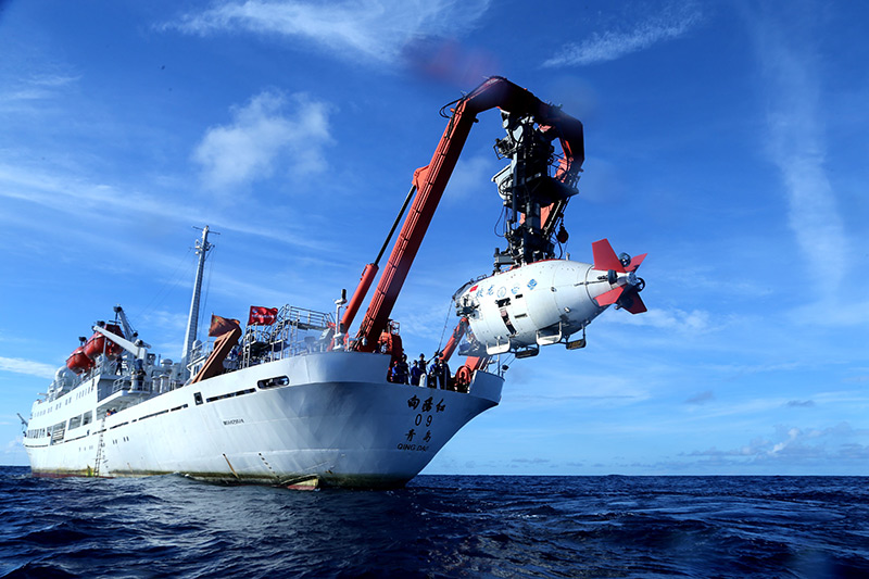 在西太平洋海域，“蛟龙”号载人潜水器离开“向阳红09”科学考察船准备进入水中，进行中国大洋38航次最后一潜（2017年6月13日摄）.jpg