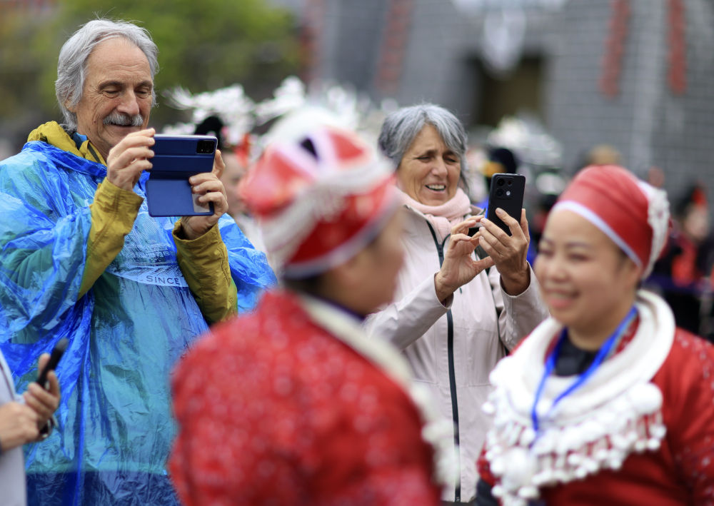 4月12日,外国游客在贵州省黔东南苗族侗族自治州台江县举行的“苗族姊妹节”庆祝活动上拍摄。新华社记者刘续 摄.jpeg 4月12日,外国游客在贵州省黔东南苗族侗族自治州台江县举行的“苗族姊妹节”庆祝活动上拍摄。新华社记者刘续 摄.jpeg
