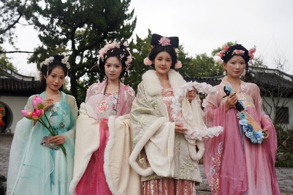 花神巡游——作者:马伟勤.jpg 花神巡游——作者:马伟勤.jpg