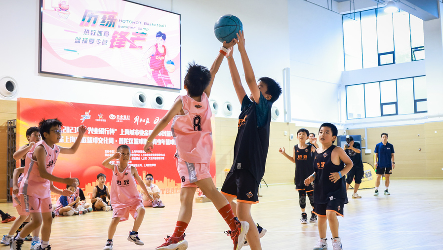 小朋友参与青少年篮球训练营.jpeg 小朋友参与青少年篮球训练营.jpeg