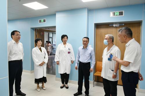 20240722103347090475.jpg 送清凉鼓干劲,区领导走访慰问战高温一线工作者6.jpg