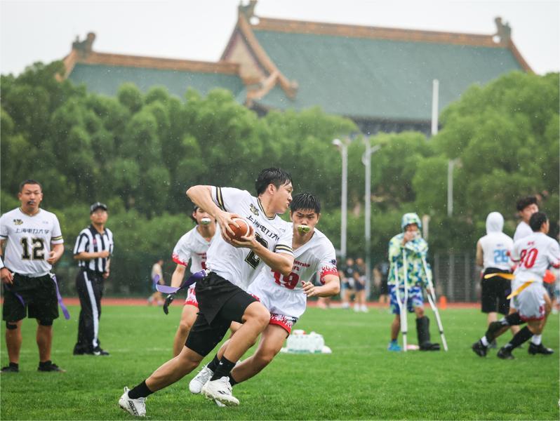 腰旗橄榄球公开赛在上海体育大学西田径场举行.jpg