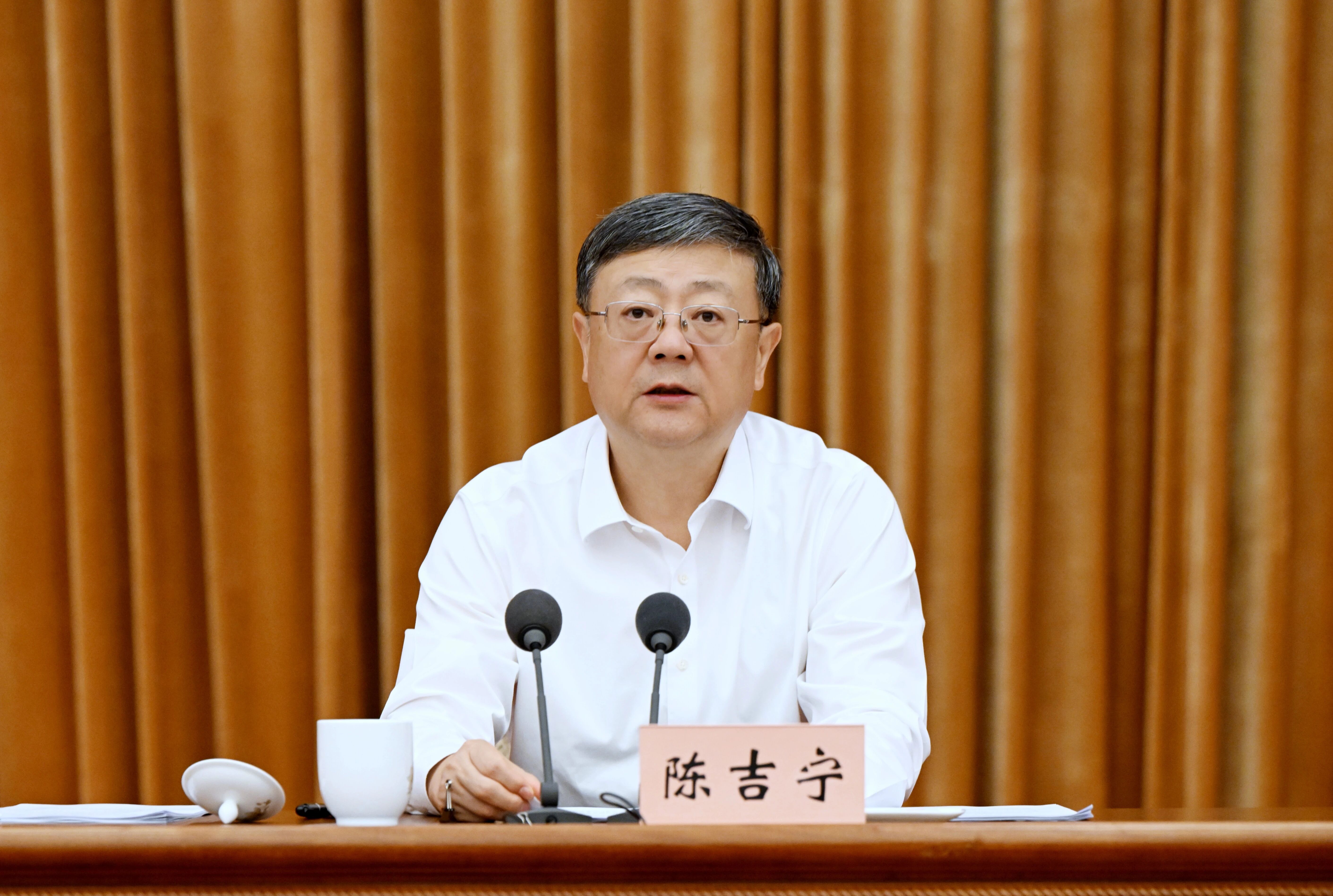 陈吉宁指出,按照习近平总书记重要指示要求和党中央决策部署,上海国资国企改革坚持目标导向、问题导向,“一企一策”、系统施策,深入实施国企改革深化提升行动,扎实推进主责主业管理、重点领域重组整合、关键核心技术攻关、国资投资运营平台建设、国资分类监管模式创新和央地协同发展,把党的领导深度融入现代公司治理,取得一系列重大突破。.jpg