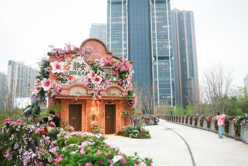 2026上海国际花卉节静安分会场“繁花里·空中石库门”正加紧布展。.jpg