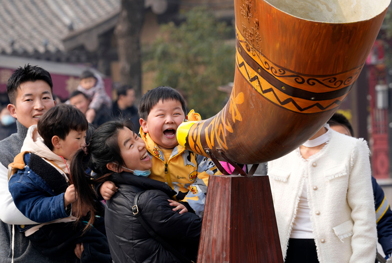 游客在开封清明上河园景区内游玩.jpeg 游客在开封清明上河园景区内游玩.jpeg