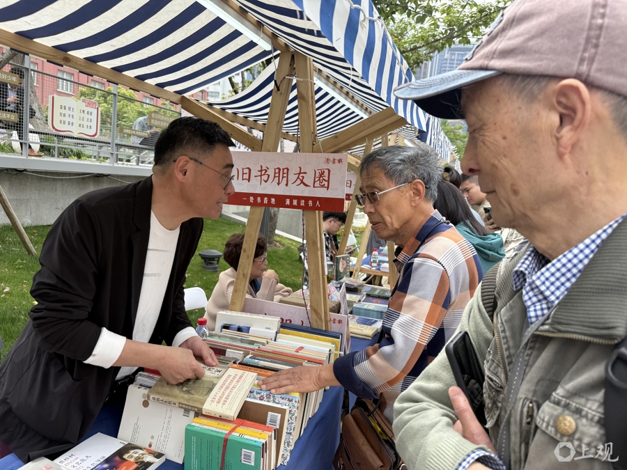 参加“旧书朋友圈”的传记作家罗银胜为读者热情介绍书籍。 施晨露 摄 .jpeg 参加“旧书朋友圈”的传记作家罗银胜为读者热情介绍书籍。 施晨露 摄 .jpeg