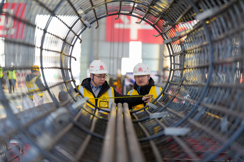 在雄忻高铁雄保段一标段钢筋加工场内,中铁电气化局的施工人员检测钢筋质量.jpeg 在雄忻高铁雄保段一标段钢筋加工场内,中铁电气化局的施工人员检测钢筋质量.jpeg