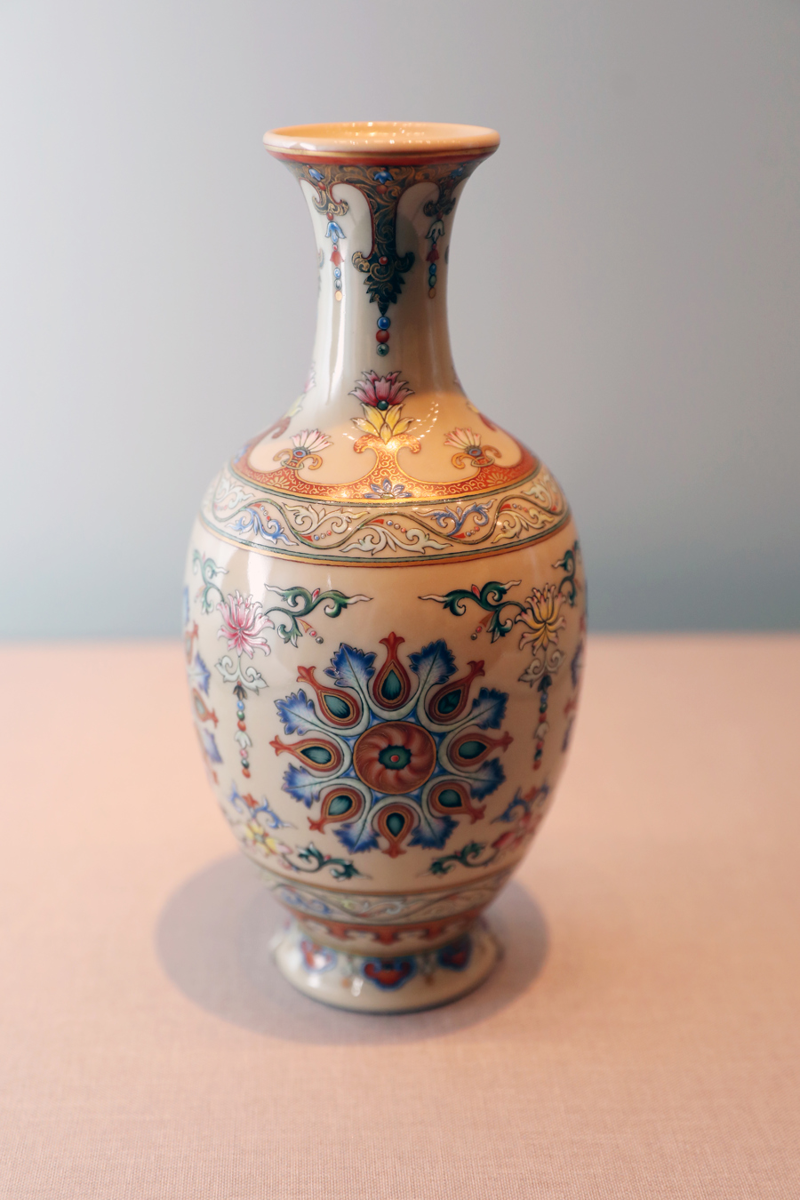 来自故宫的清代乾隆款珐琅彩花卉纹瓶。 .jpeg 来自故宫的清代乾隆款珐琅彩花卉纹瓶。 .jpeg