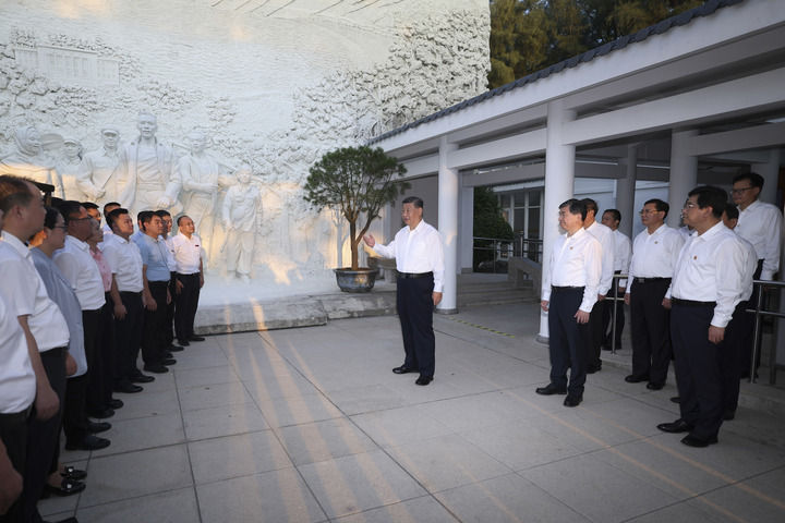 10月15日至16日,中共中央总书记、国家主席、中央军委主席习近平在福建考察。这是15日下午,习近平在漳州市东山县谷文昌纪念馆考察时,同谷文昌干部学院教师、学员代表亲切交流。.jpg 10月15日至16日,中共中央总书记、国家主席、中央军委主席习近平在福建考察。这是15日下午,习近平在漳州市东山县谷文昌纪念馆考察时,同谷文昌干部学院教师、学员代表亲切交流。.jpg