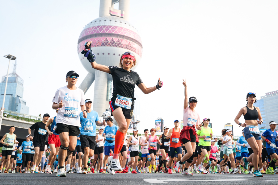 昨天,上海半程马拉松鸣枪开跑.jpg 昨天,上海半程马拉松鸣枪开跑.jpg