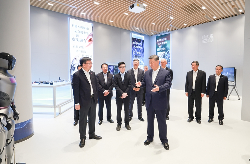 习近平在位于徐汇区的上海“模速空间”大模型创新生态社区考察。新华社记者 王晔 摄.jpg