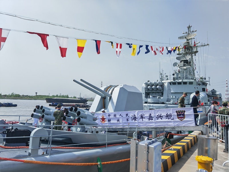 市民登上嘉兴舰参观.jpeg 市民登上嘉兴舰参观.jpeg