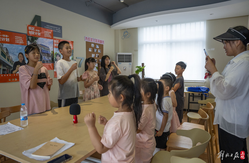 当天课堂上举办了小小主持人的活动.jpeg 当天课堂上举办了小小主持人的活动.jpeg