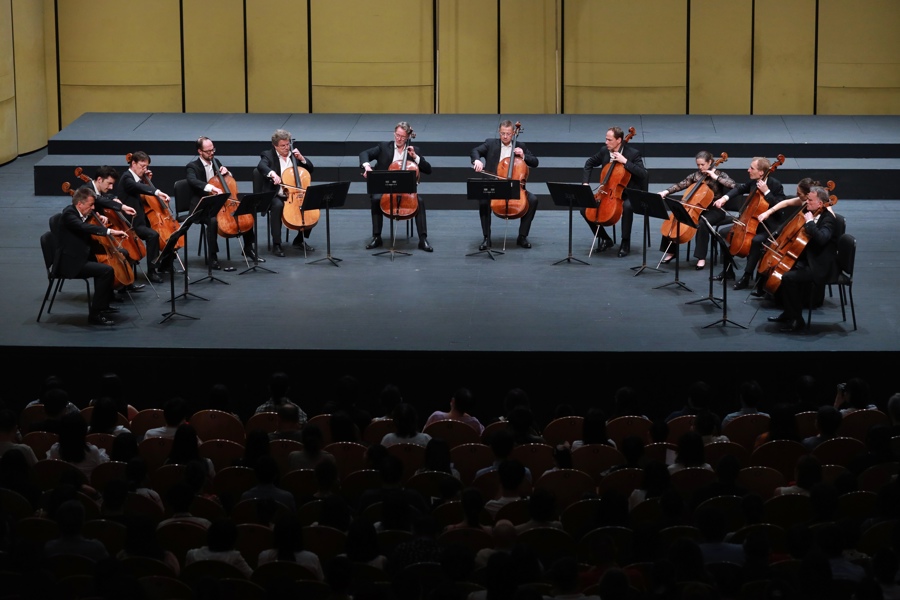 “柏林爱乐十二把大提琴”在上海的演出现场。 蔡晴 摄.jpg