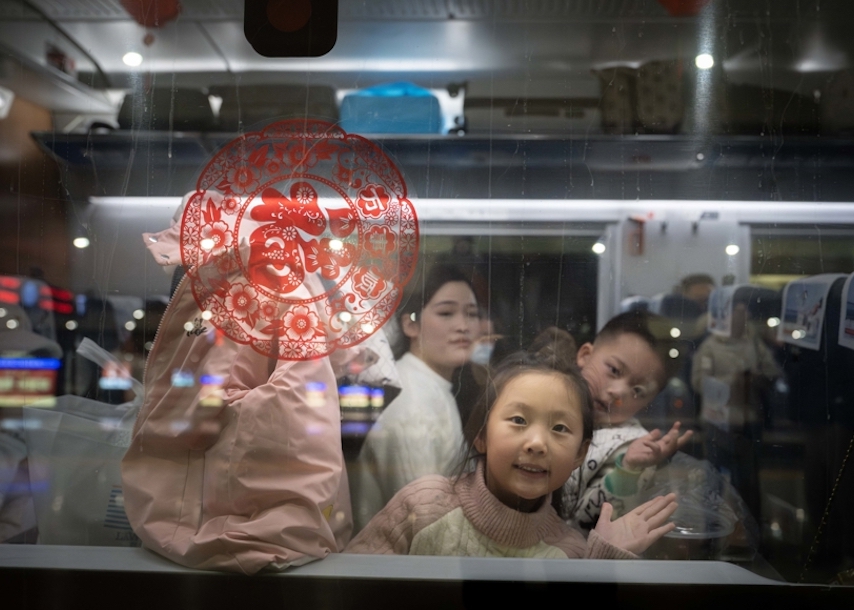 透过车窗,两名小旅客的眼神中充满对新春的期待。记者 孟雨涵 摄.jpg 透过车窗,两名小旅客的眼神中充满对新春的期待。记者 孟雨涵 摄.jpg