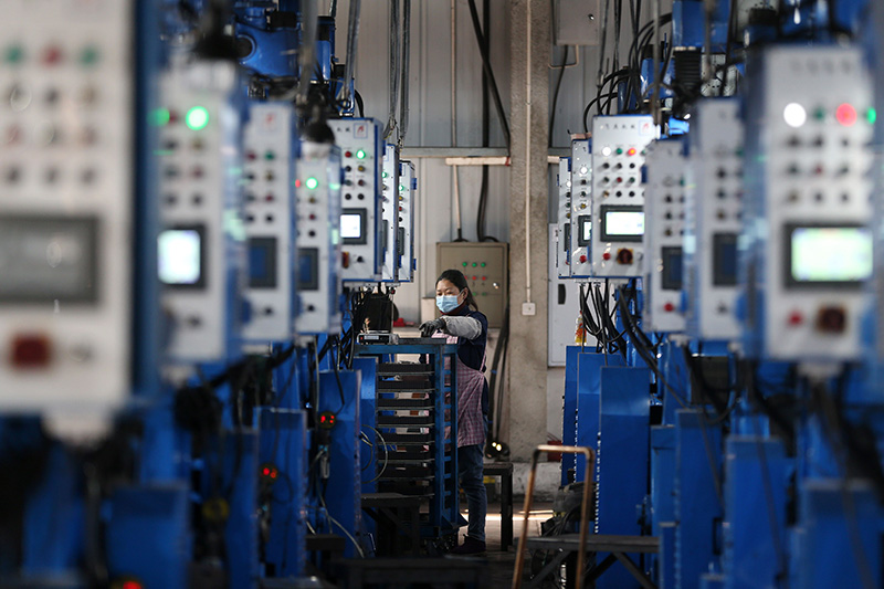 1月31日,工人在重庆市黔江区工业园区一电子科技公司生产车间加工电子元件.jpg 1月31日,工人在重庆市黔江区工业园区一电子科技公司生产车间加工电子元件.jpg