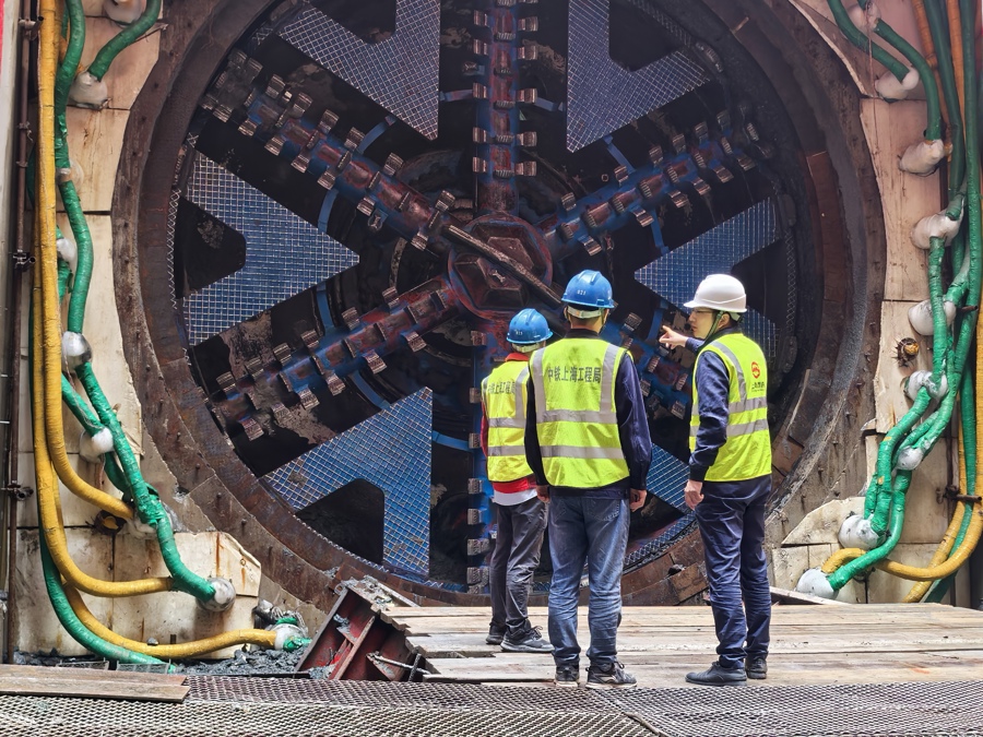 昨天,轨道交通18号线二期呼兰路站至爱辉路站区间上行线的盾构机抵达目的地。 受访者供图.jpeg 昨天,轨道交通18号线二期呼兰路站至爱辉路站区间上行线的盾构机抵达目的地。 受访者供图.jpeg