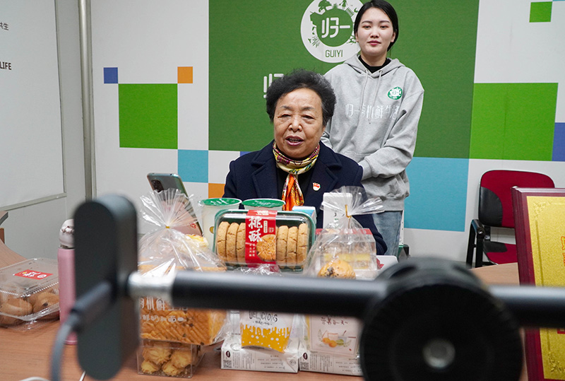 2023年2月20日,在山东省曹县五里墩村,王银香(前)在电商直播间介绍村里的特色食品.jpg 2023年2月20日,在山东省曹县五里墩村,王银香(前)在电商直播间介绍村里的特色食品.jpg