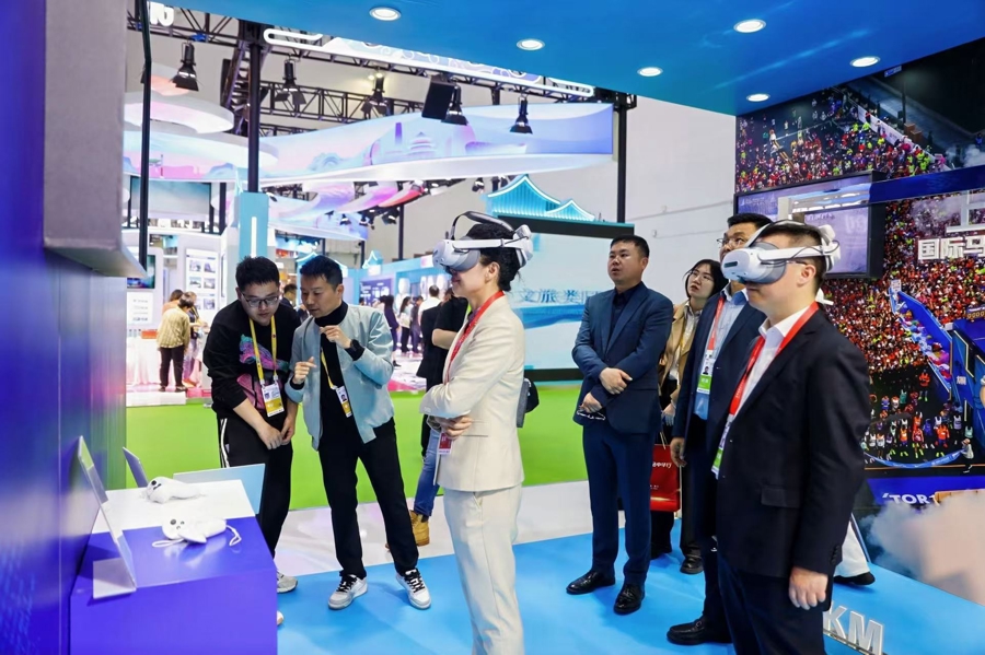 观众在上海展区体验“行走的天文馆”.jpg 观众在上海展区体验“行走的天文馆”.jpg