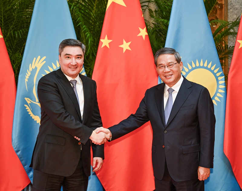 11月4日下午,国务院总理李强在上海会见来华出席第七届中国国际进口博览会的哈萨克斯坦总理别克捷诺夫。 新华社记者 李学仁 摄.jpeg 11月4日下午,国务院总理李强在上海会见来华出席第七届中国国际进口博览会的哈萨克斯坦总理别克捷诺夫。 新华社记者 李学仁 摄.jpeg