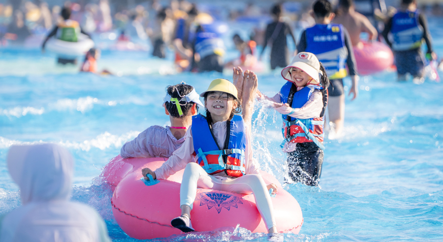 不少市民来到玛雅海滩水公园消暑游玩。记者 孟雨涵 摄.jpg