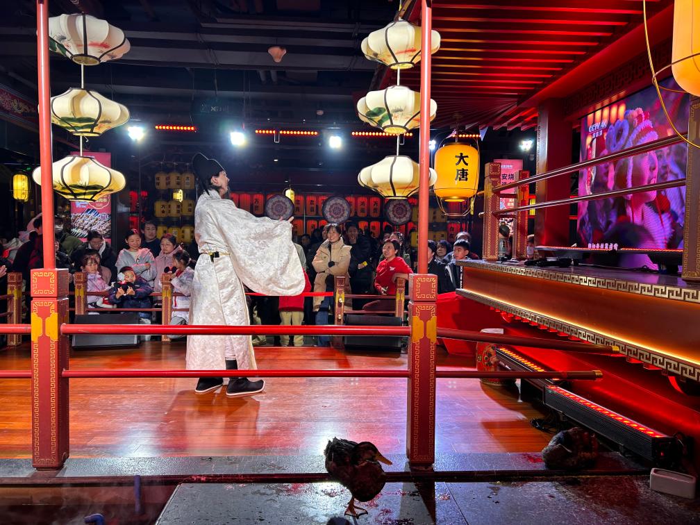 1月29日,陕西西安城墙下的“李白吟诗”表演活动吸引游客观看。新华社发.jpeg 1月29日,陕西西安城墙下的“李白吟诗”表演活动吸引游客观看。新华社发.jpeg