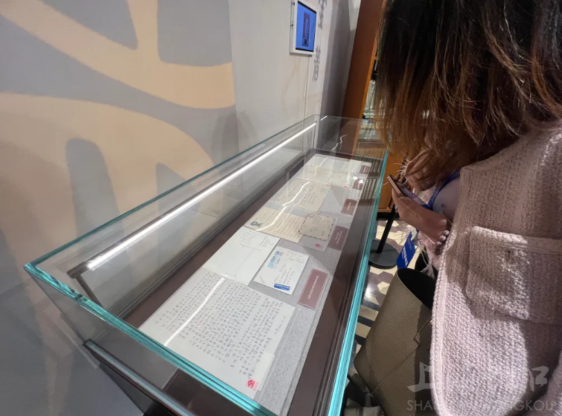 现场参观展览.png 现场参观展览.png