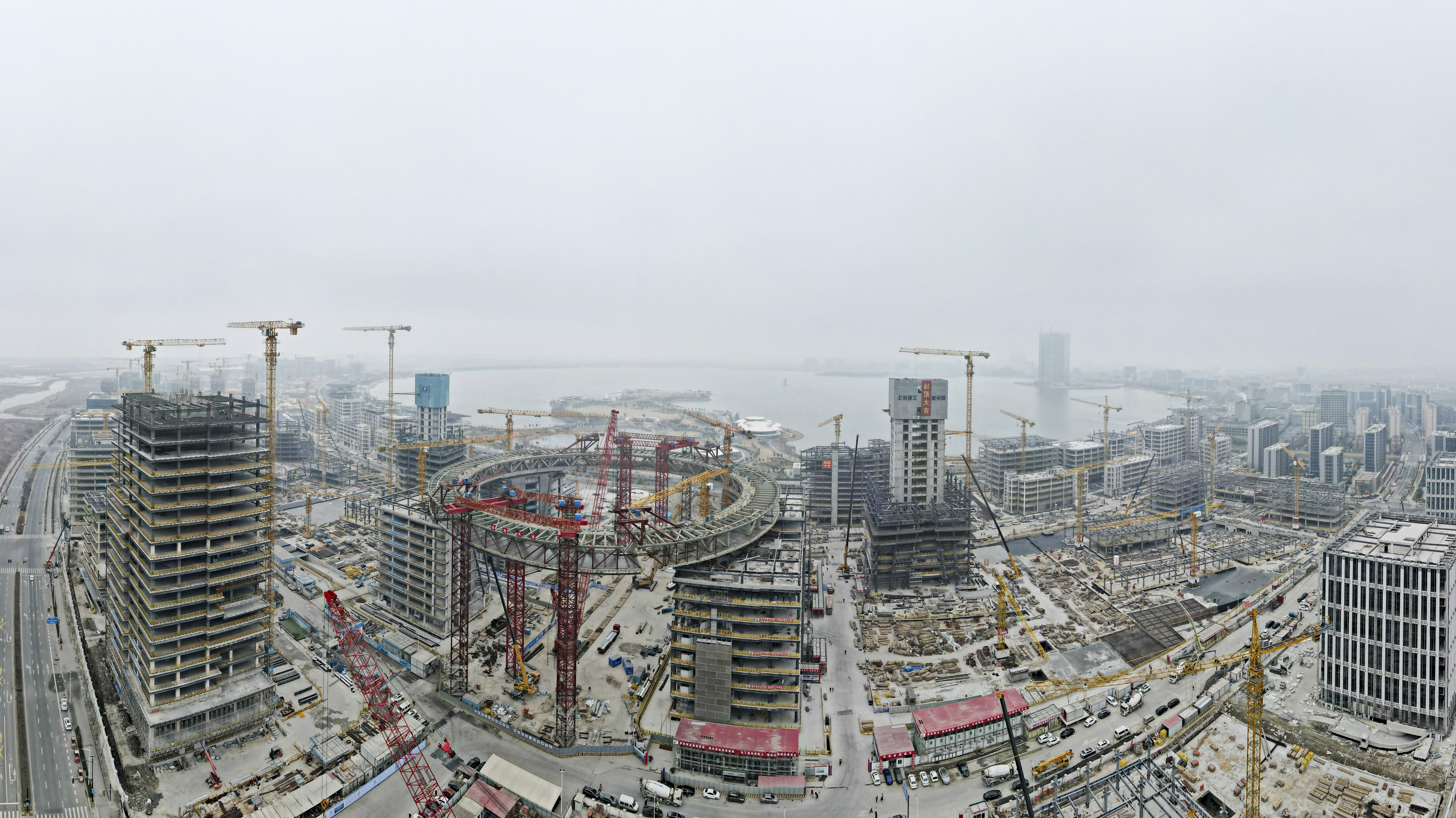 空中俯瞰建设中的上海临港新片区滴水湖金融湾项目。 新华社记者 方喆 摄.jpeg