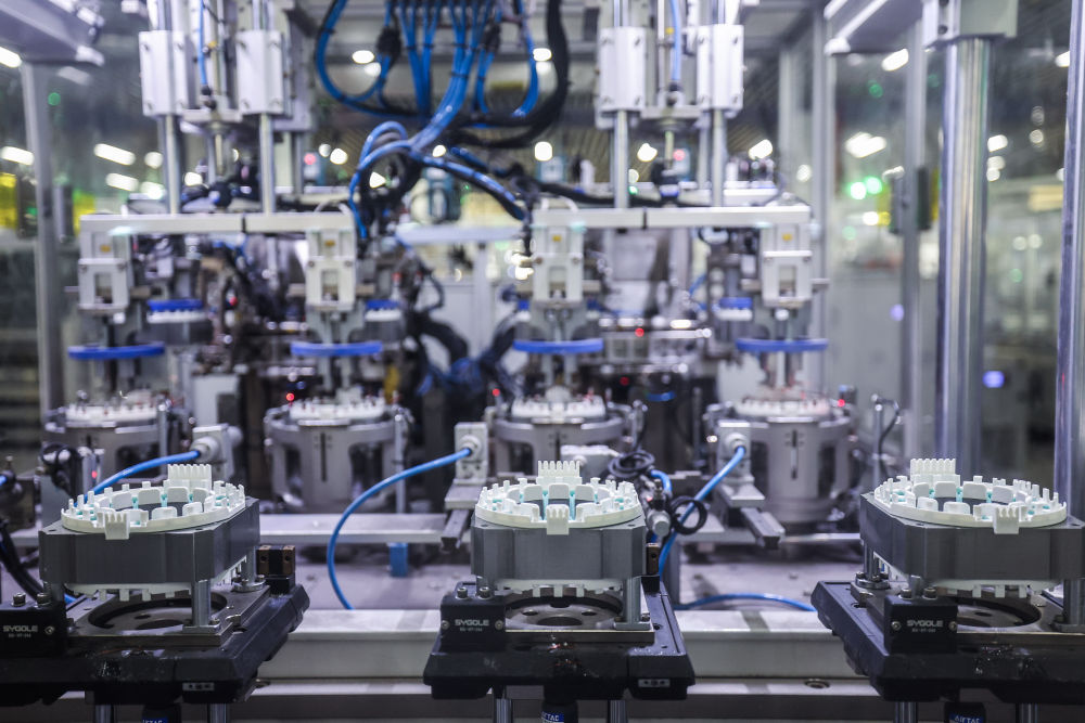 4月2日,位于浙江省湖州市吴兴区织里镇的浙江永昌电气股份有限公司数字化车间内,自动化流水线在生产直流变频电机。新华社记者 徐昱 摄.jpeg 4月2日,位于浙江省湖州市吴兴区织里镇的浙江永昌电气股份有限公司数字化车间内,自动化流水线在生产直流变频电机。新华社记者 徐昱 摄.jpeg