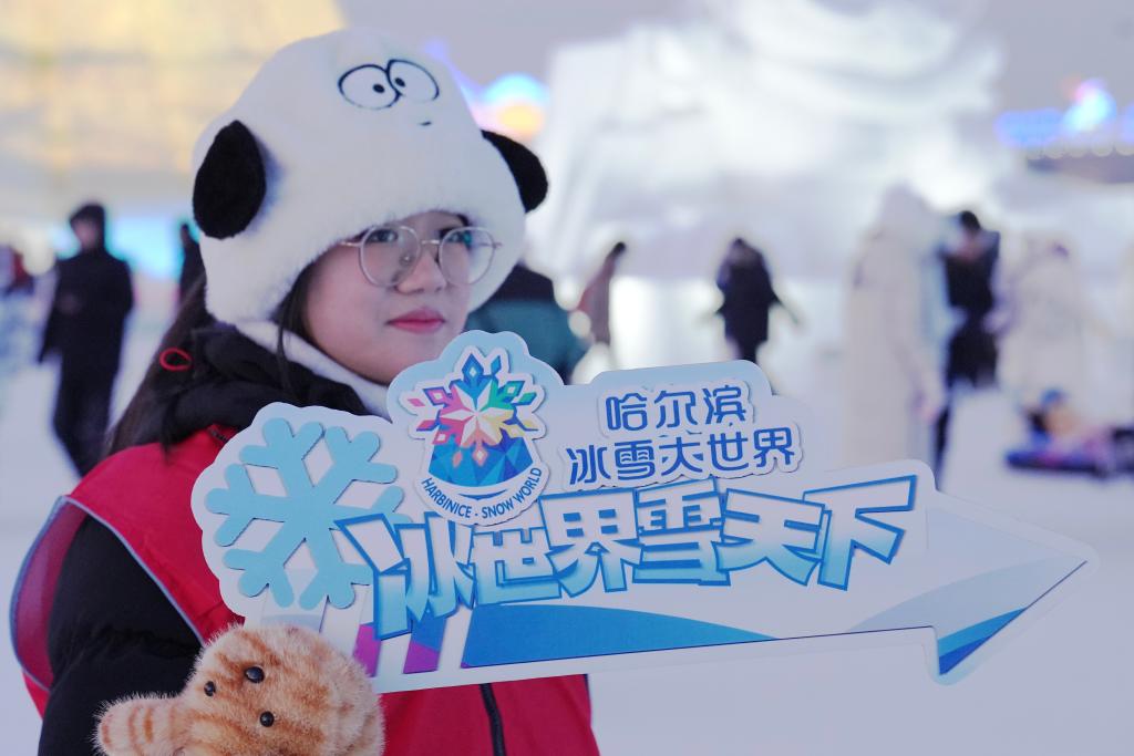 1月5日,一位志愿者在哈尔滨冰雪大世界园区内引导游客游览。新华社记者 王松 摄.jpg 1月5日,一位志愿者在哈尔滨冰雪大世界园区内引导游客游览。新华社记者 王松 摄.jpg