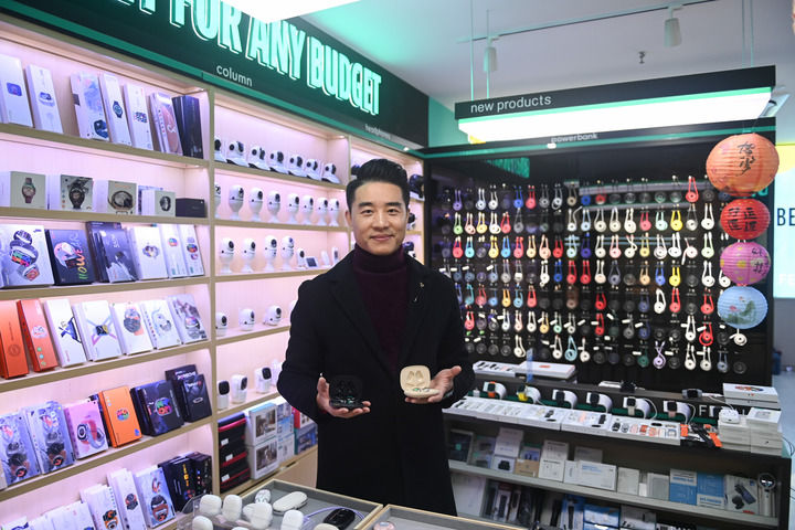 2025年2月9日,在浙江义乌国际商贸城,一家商铺负责人展示一款热销海外的AI智能穿戴设备。新华社记者 黄宗治 摄.jpg 2025年2月9日,在浙江义乌国际商贸城,一家商铺负责人展示一款热销海外的AI智能穿戴设备。新华社记者 黄宗治 摄.jpg