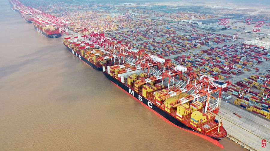 2024年12月18日,上港集团冠东国际集装箱码头,远洋巨轮来来往往,塔吊林立,一派繁忙景象。记者 李茂君 摄.jpg 2024年12月18日,上港集团冠东国际集装箱码头,远洋巨轮来来往往,塔吊林立,一派繁忙景象。记者 李茂君 摄.jpg