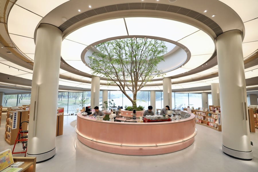 位于嘉定远香湖畔的“江南书局·疁城之瞳”内部,透过大面积落地玻璃,远香湖全景尽收眼底。 施晨露 摄.jpeg 位于嘉定远香湖畔的“江南书局·疁城之瞳”内部,透过大面积落地玻璃,远香湖全景尽收眼底。 施晨露 摄.jpeg