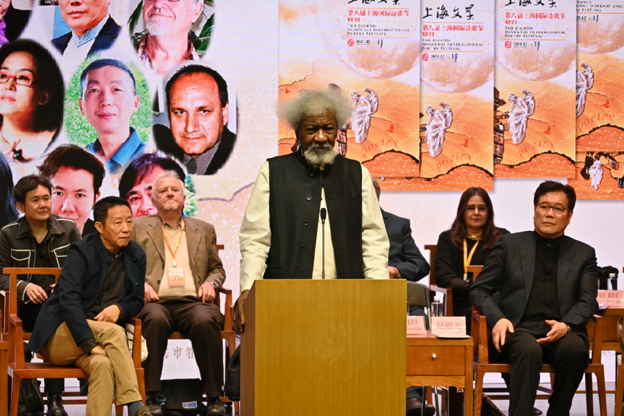 昨天,索因卡参加“诗,面对人工智能”中外诗人论坛。 主办方供图.jpeg 昨天,索因卡参加“诗,面对人工智能”中外诗人论坛。 主办方供图.jpeg