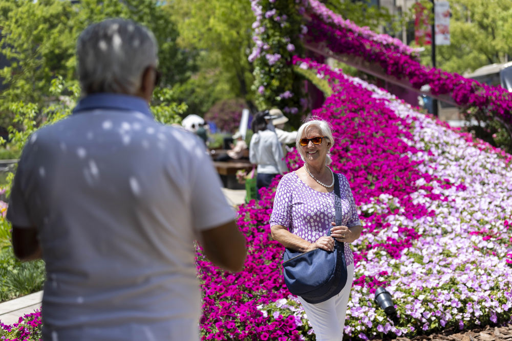 4月18日,外国游客在上海国际花展黄浦新天地主会场留影。新华社记者王翔 摄.jpeg 4月18日,外国游客在上海国际花展黄浦新天地主会场留影。新华社记者王翔 摄.jpeg