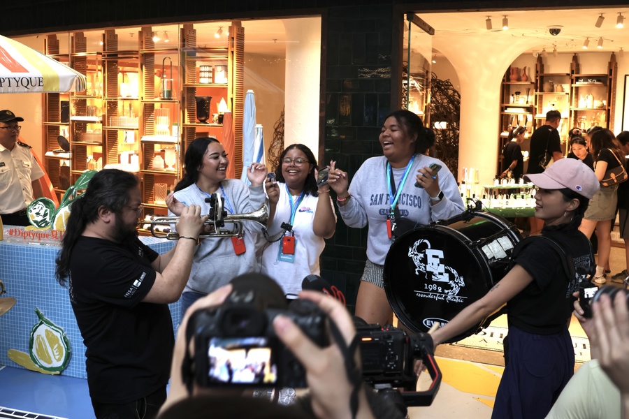 在新天地,三位法国姑娘跟着铜管小分队的音乐跳起舞来。 主办方供图.jpg 在新天地,三位法国姑娘跟着铜管小分队的音乐跳起舞来。 主办方供图.jpg