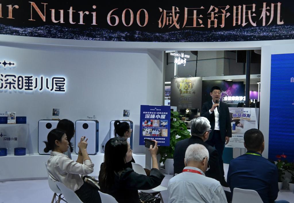 4月13日,在消博会1号馆艾纳诗展区,参展商向人们介绍产品。(王颂 摄).jpg 4月13日,在消博会1号馆艾纳诗展区,参展商向人们介绍产品。(王颂 摄).jpg