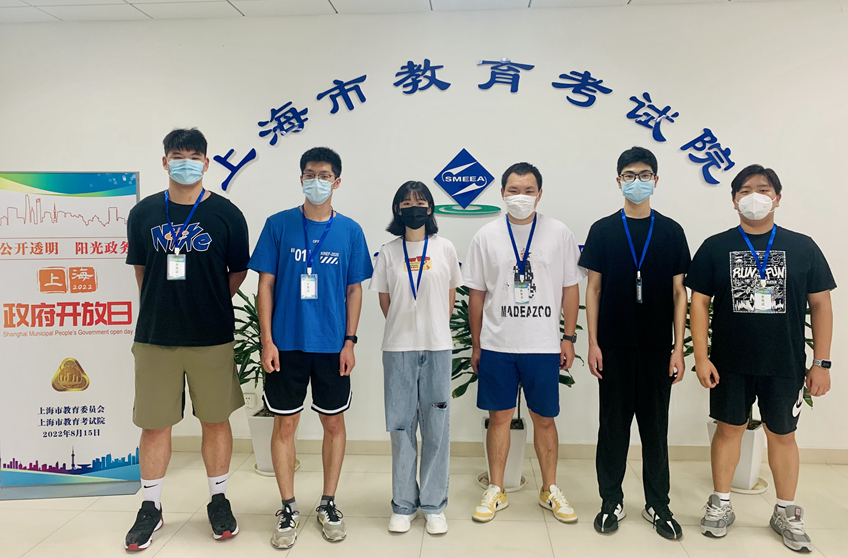 考生在录取现场合影.jpg 考生在录取现场合影.jpg