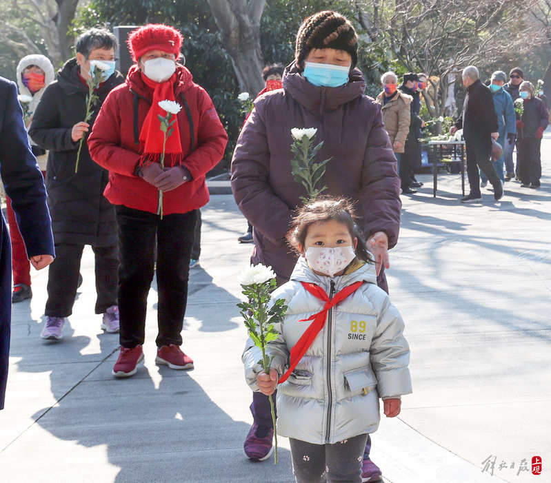 市民在纪念活动上向抗战先烈献花.jpeg